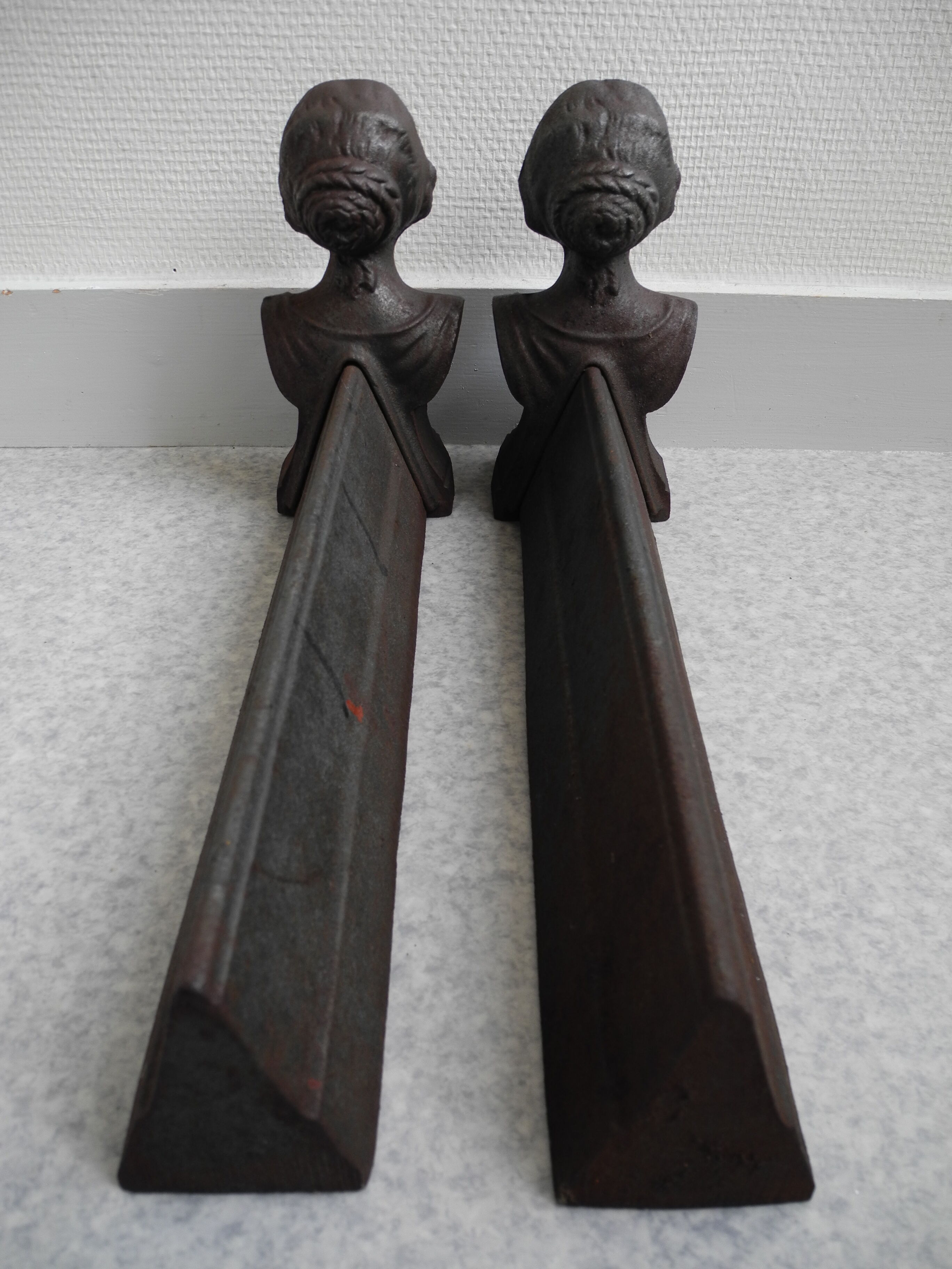 Paire chenets anciens fonte "roses de mai" cheminée antique andirons