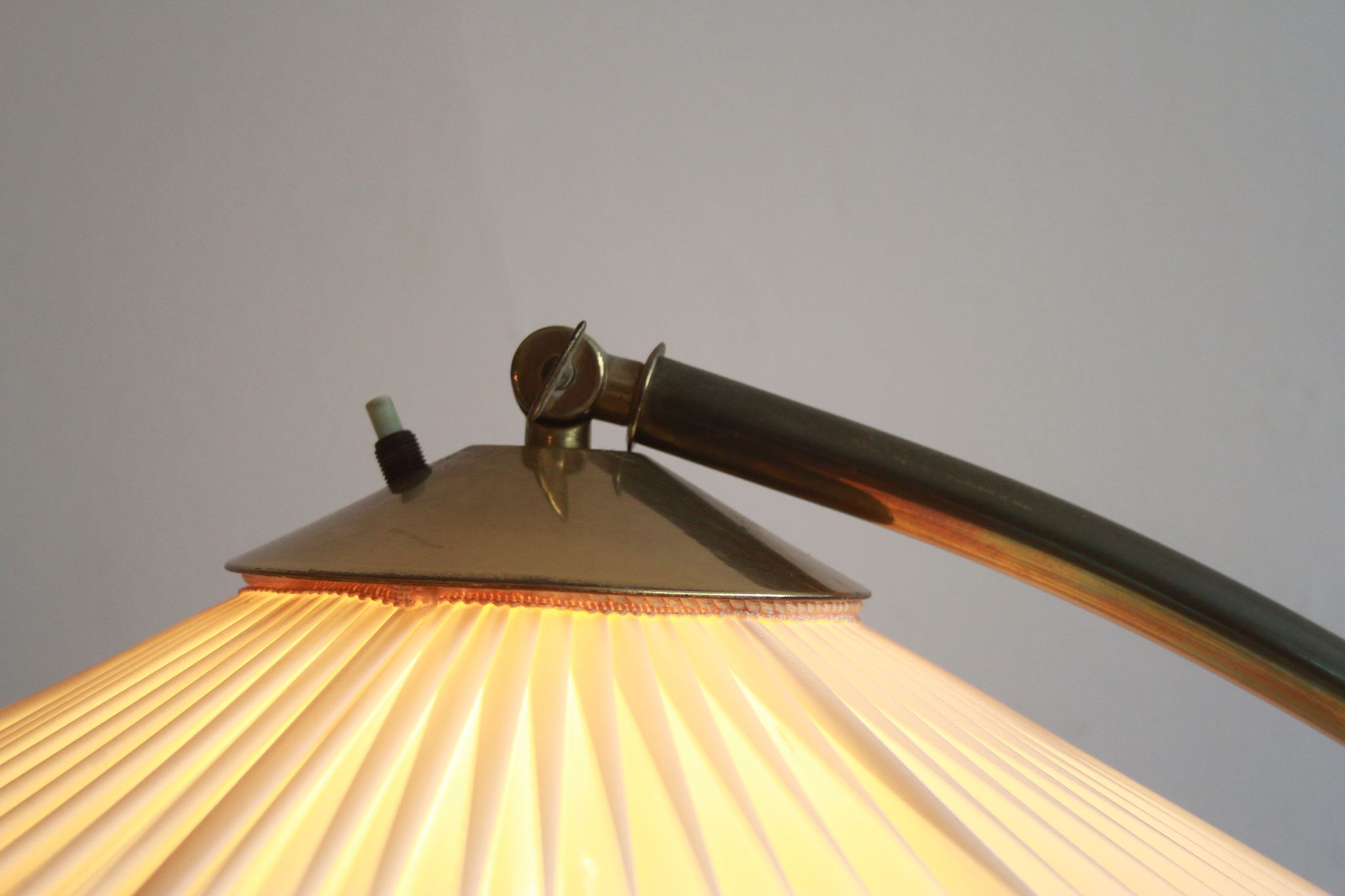 Lampadaire des années 1950 en laiton avec abat-jour plisée