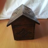Coffret à bijoux à ouverture secrète en bois massif
