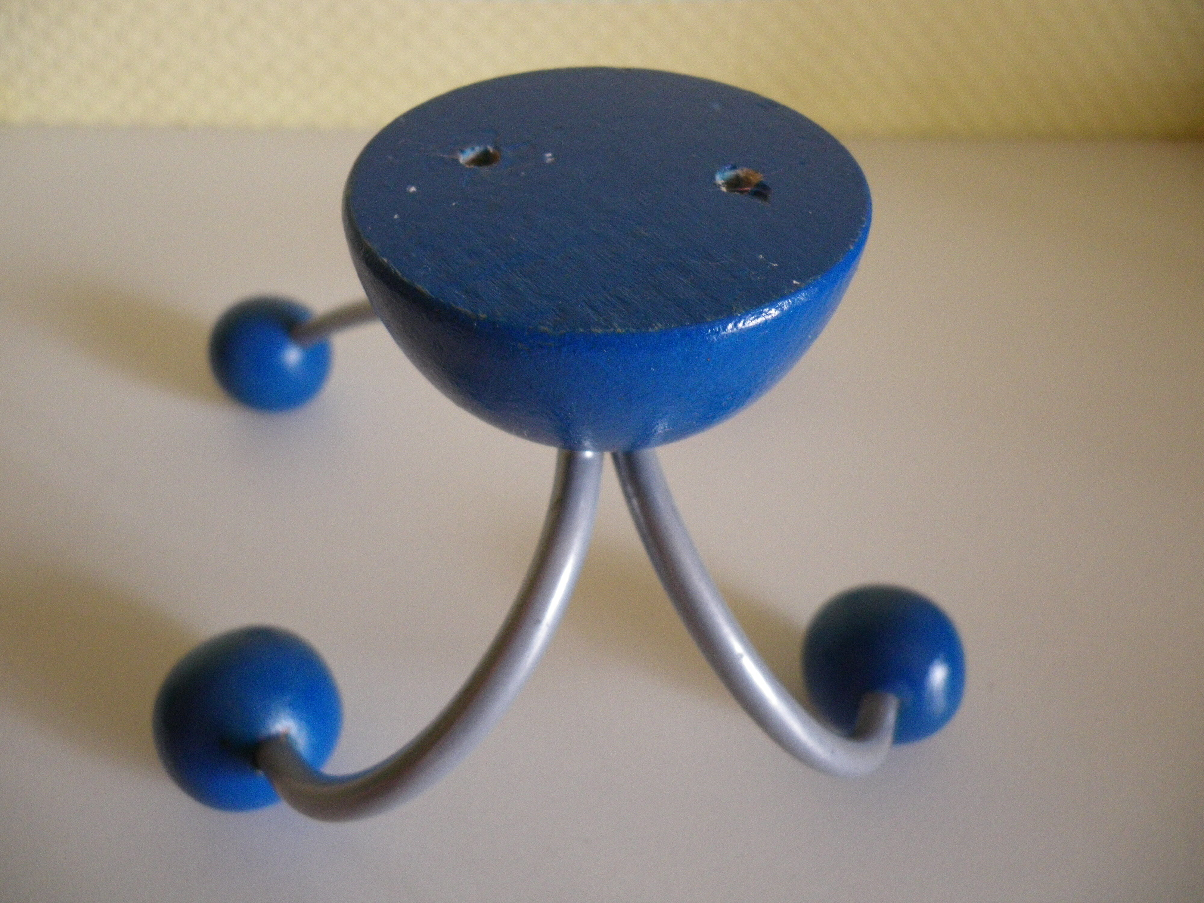 Grey metal wall hook, 4 wooden hangers