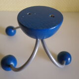 Grey metal wall hook, 4 wooden hangers