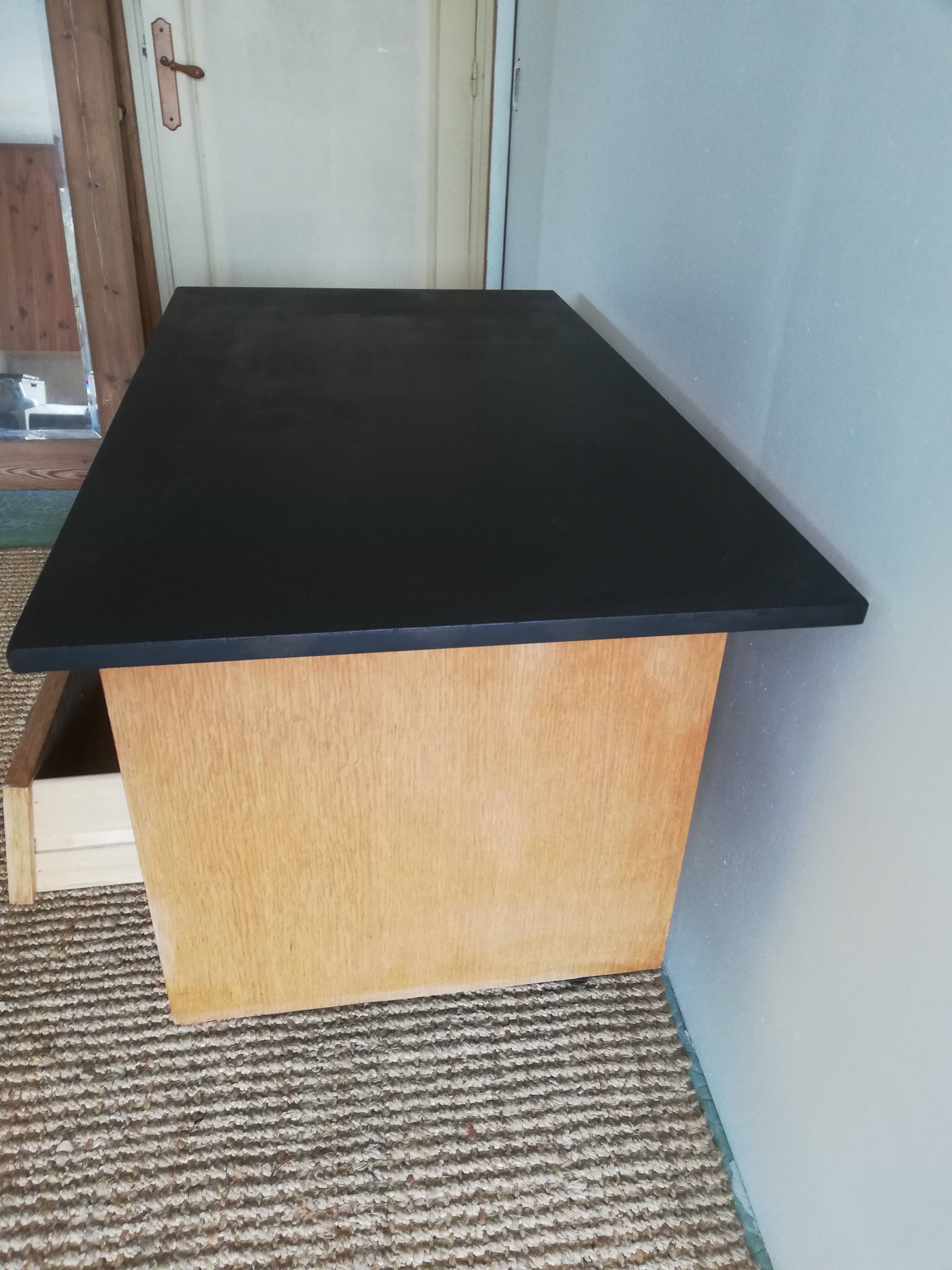 Vintage desk completely revisits 70