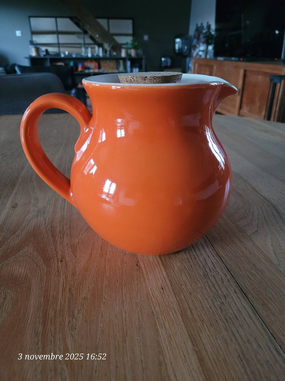 Carafe or pitcher with ice reservoir