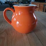 Carafe or pitcher with ice reservoir