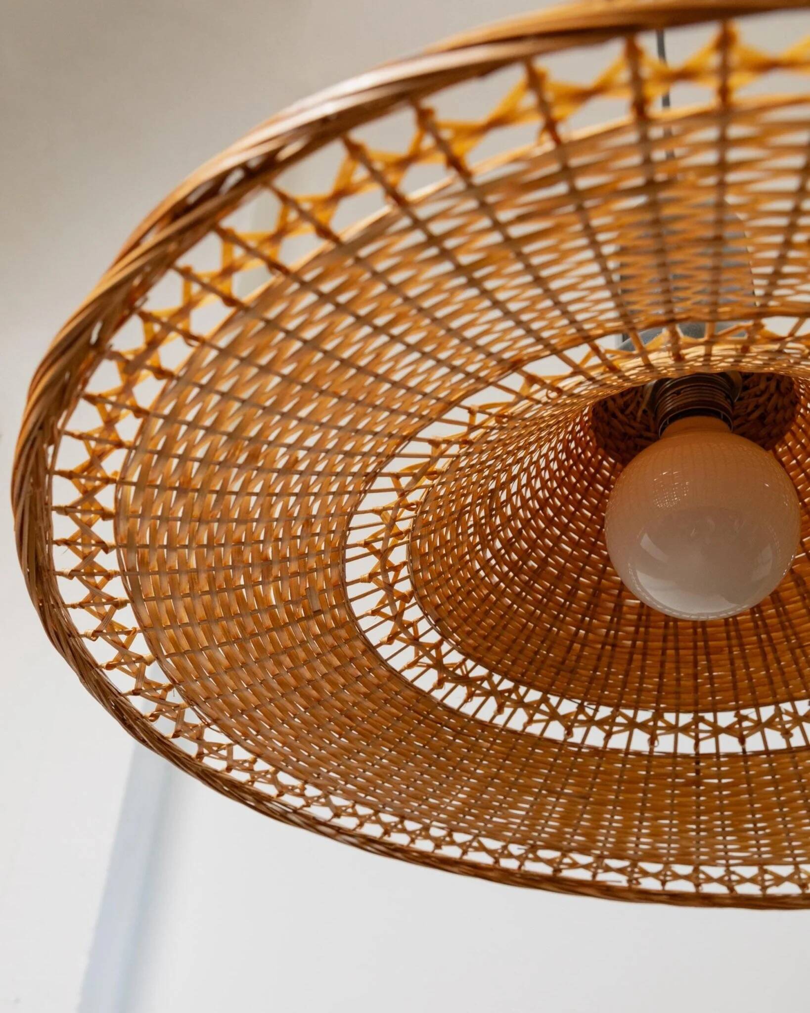 Grand lampadaire vintage en osier avec un dessus en chrome et un abat-jour en osier naturel – lumière suspendue italienne des années 1970 de l'ère spatiale.