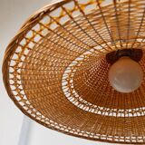 Grand lampadaire vintage en osier avec un dessus en chrome et un abat-jour en osier naturel – lumière suspendue italienne des années 1970 de l'ère spatiale.