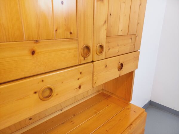 Meuble de rangement sélection Charlotte Perriand Les Arcs vintage en pin des années 60 70