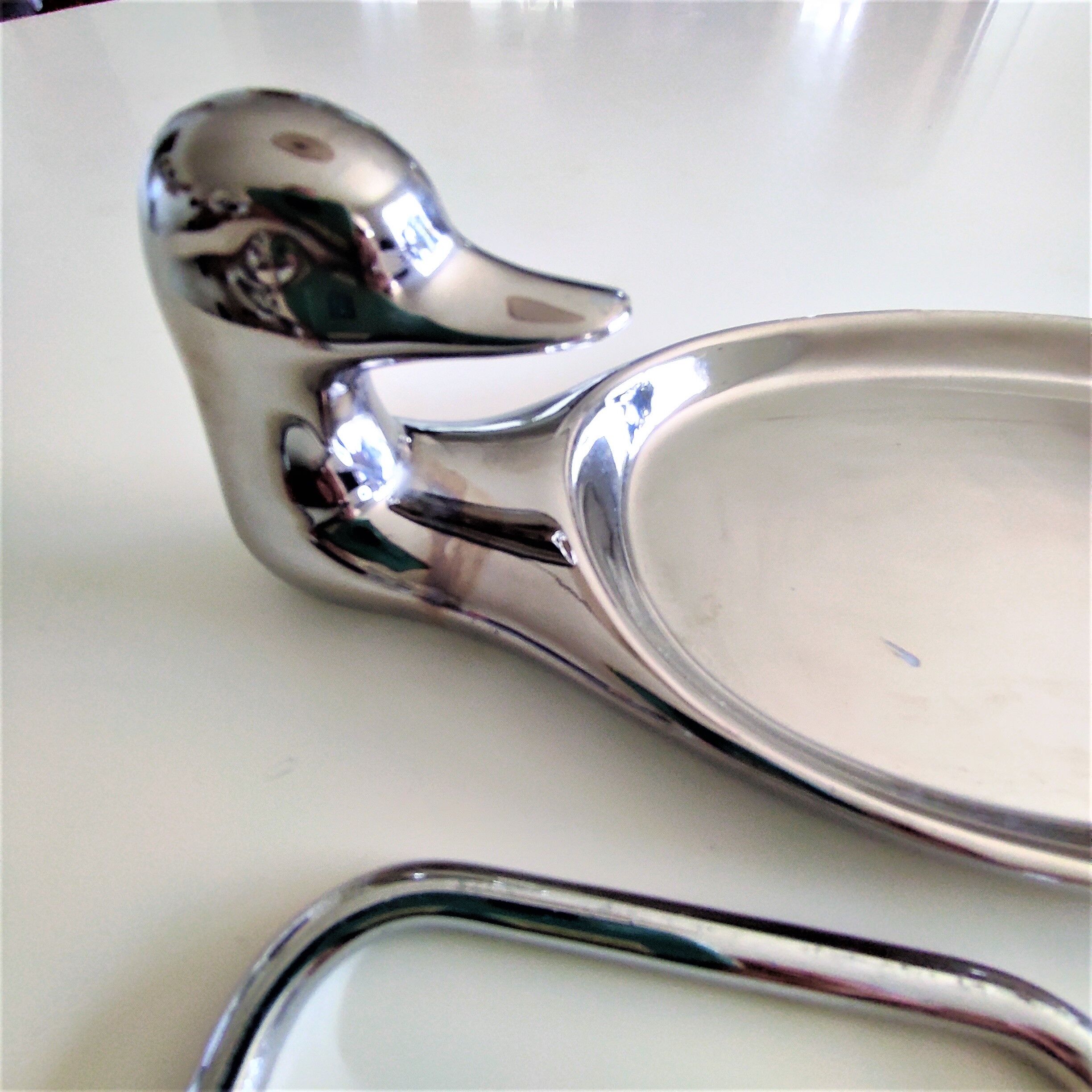 Plateau en porcelaine argentée forme canard pour foie gras avec  son couteau
