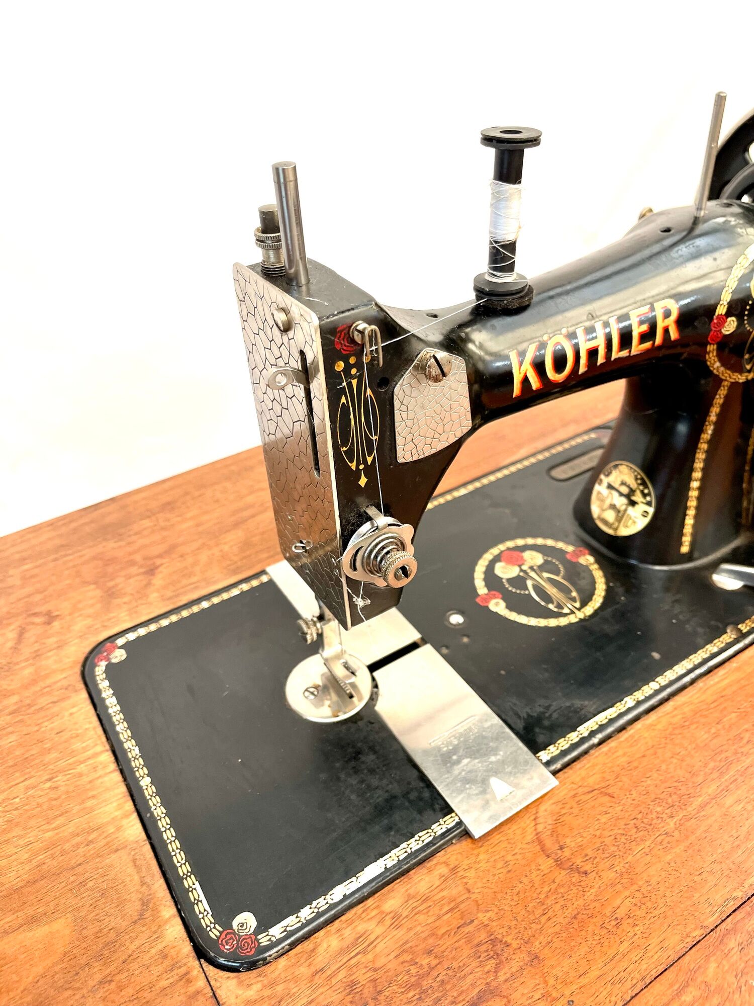 Mechanical Kohler sewing machine and its furniture with manual and replacement needle