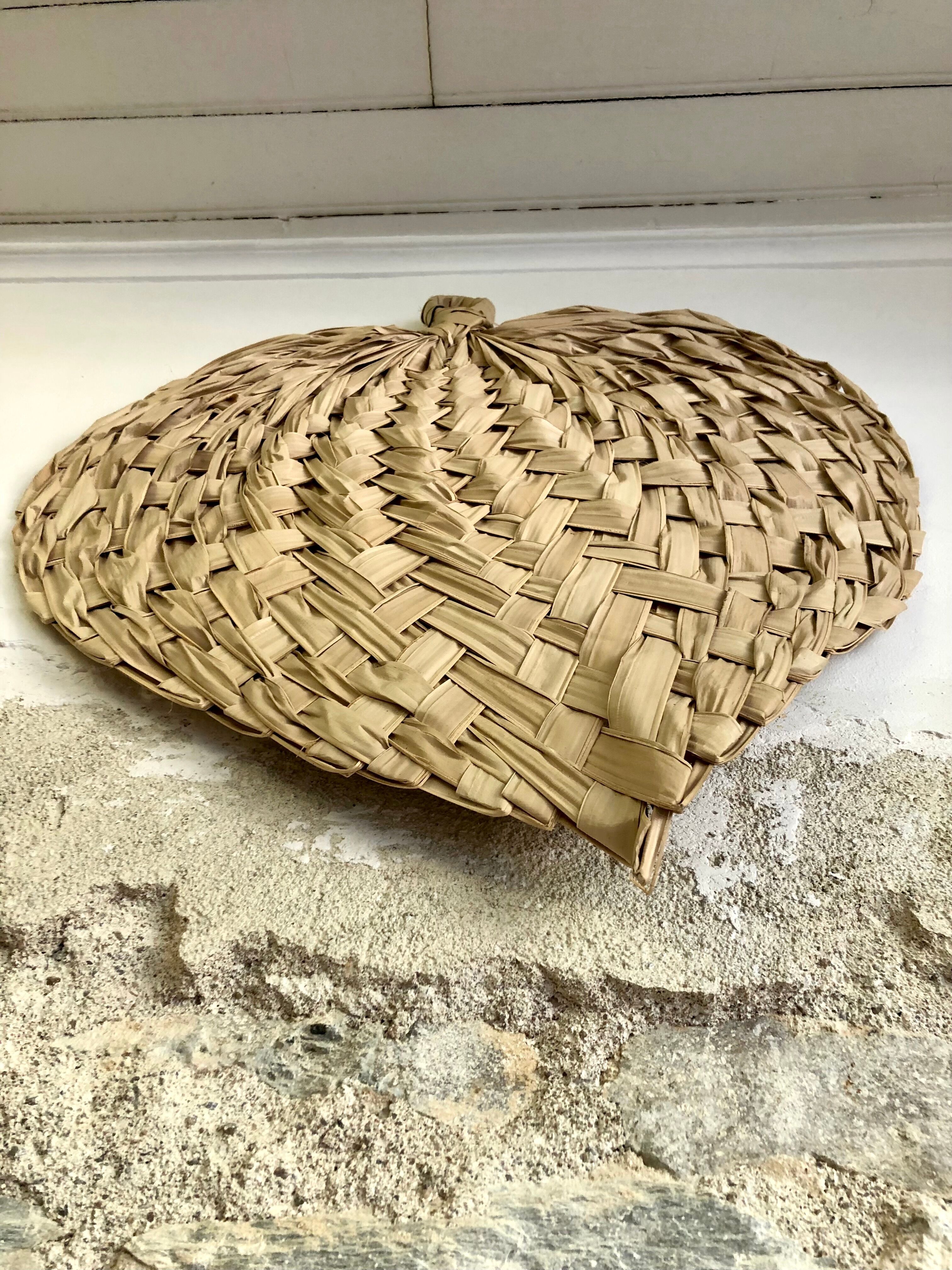 Braided palm leaf eventail