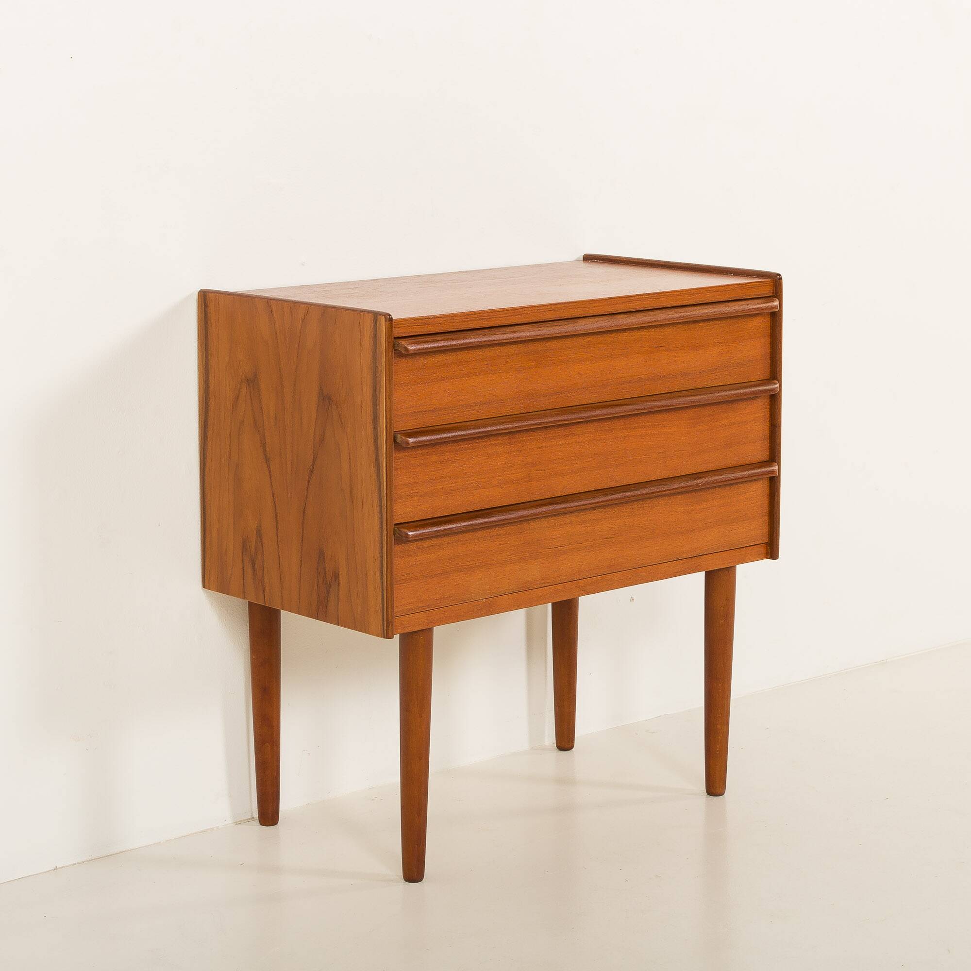 Small Danish chest of drawers in teak, 1960s