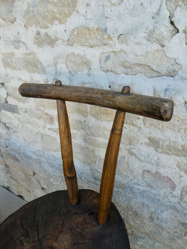 Suite de 4 chaises tripodes, assises tronc, bois massif