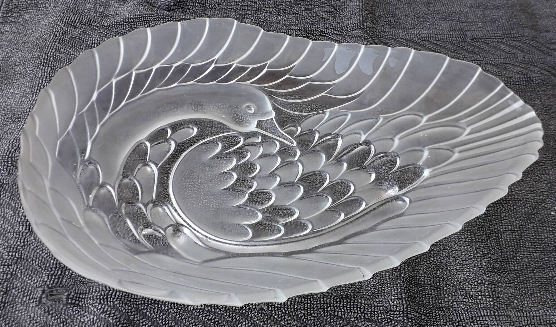 2 plats en verre cygne