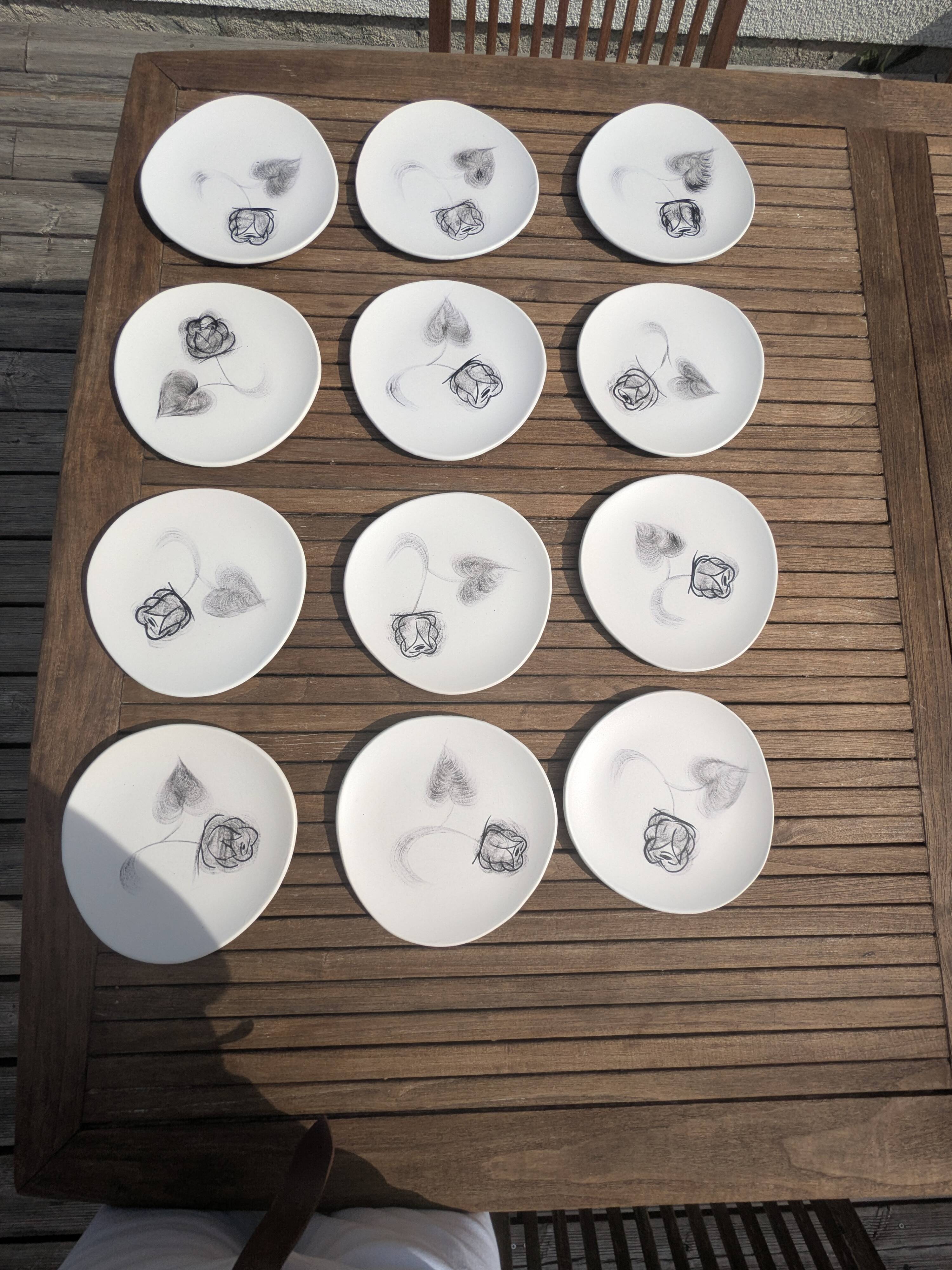 12 assiettes à dessert Niderviller modèle "Rose noire"