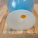 Vase en opaline bleue sur pied – vintage
