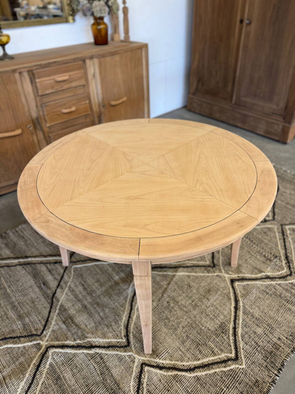 Extendable table with several options.