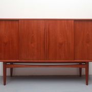 1960s sidebaord / highboard in teak with sliding doors