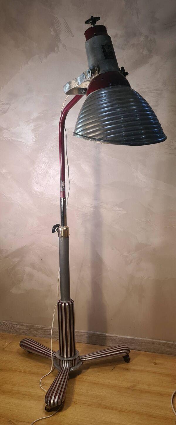 lampadaire 1940  rarestyle projecteur pieds sur roulettes  alu masif    180x110x70
