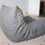 Chauffeuse "Togo" en cuir gris modèle dessiné par Michel Ducaroy 1973