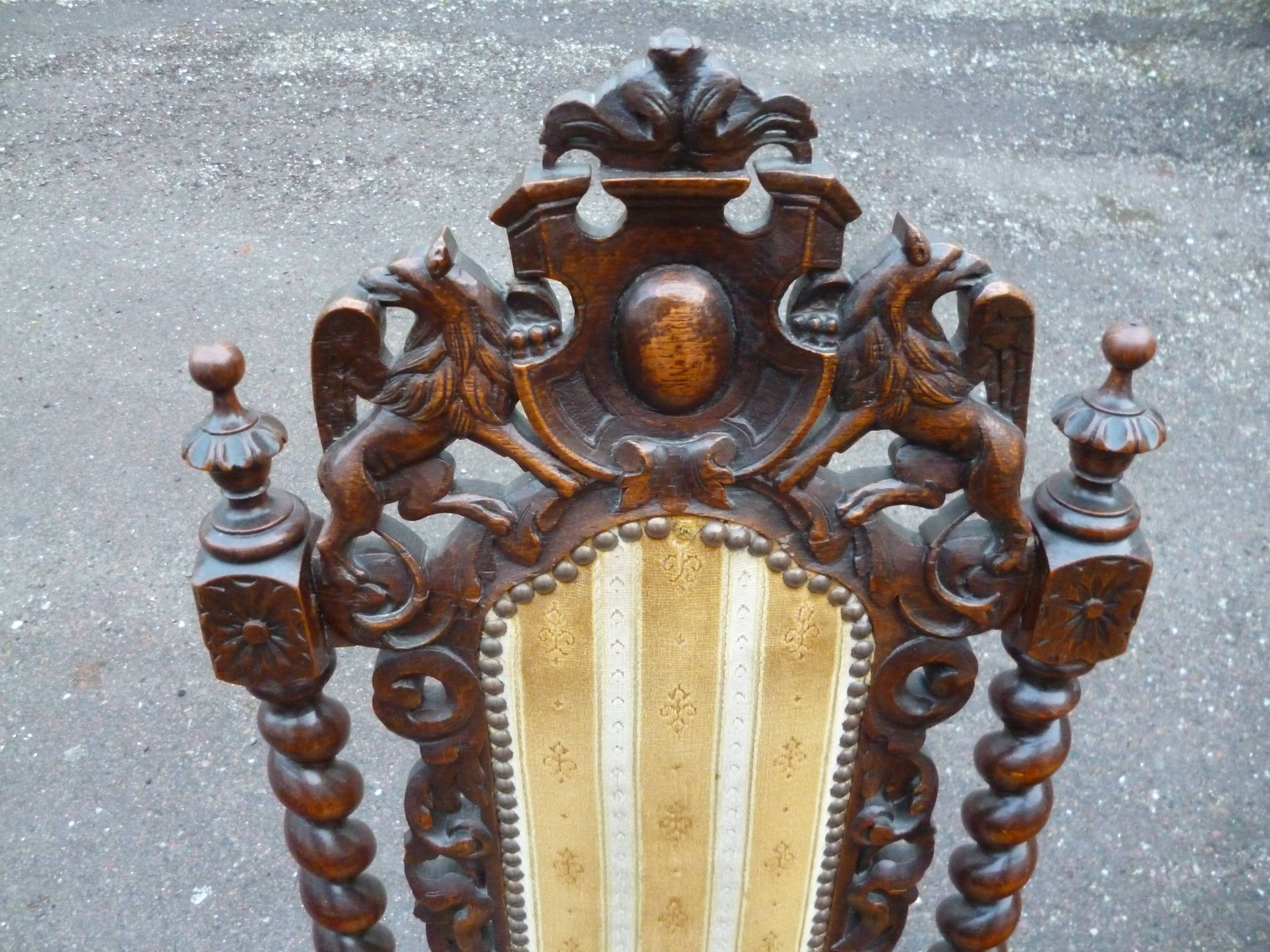 Paire de chaises sculptées