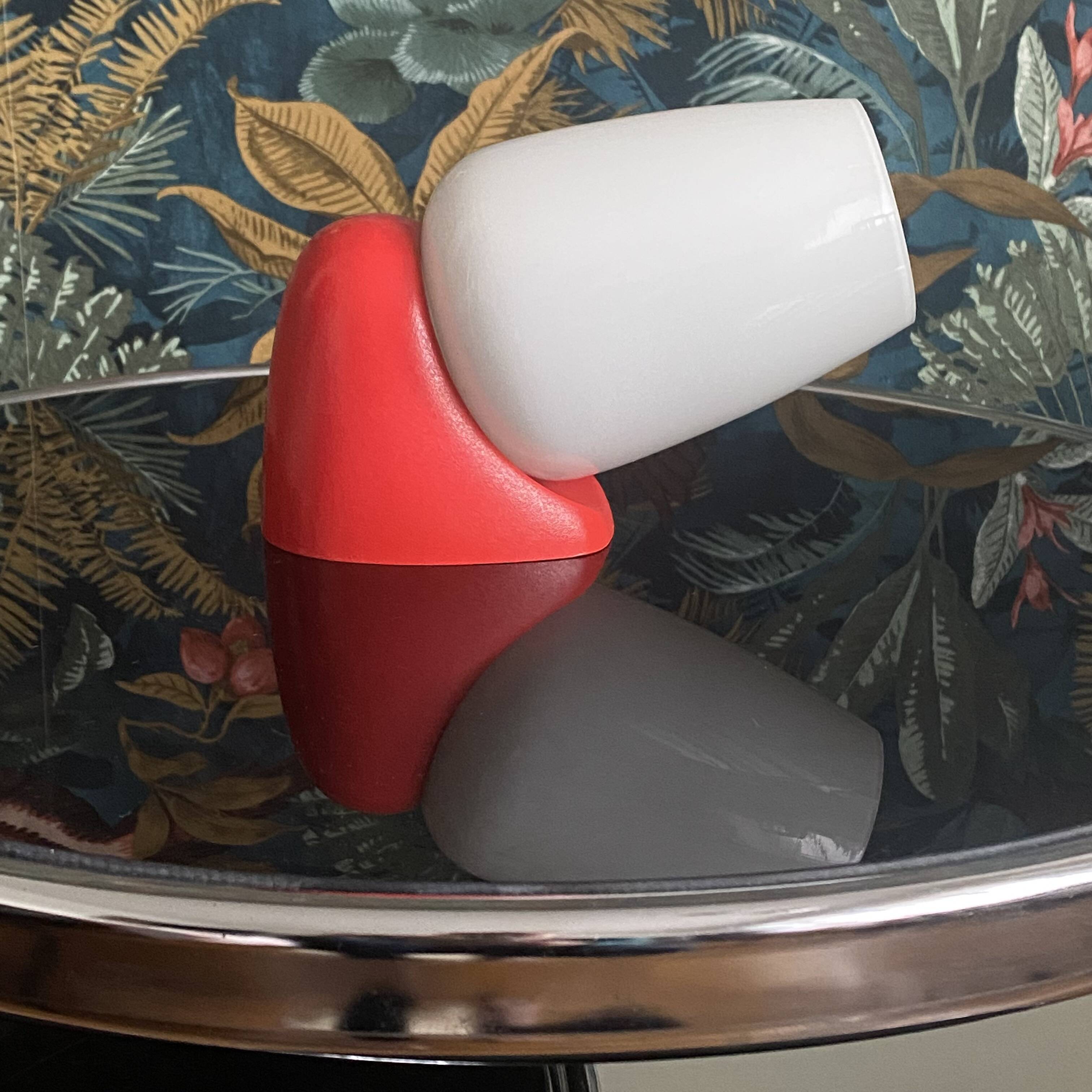 Paire d'appliques vintages plastique et verre en opaline blanc