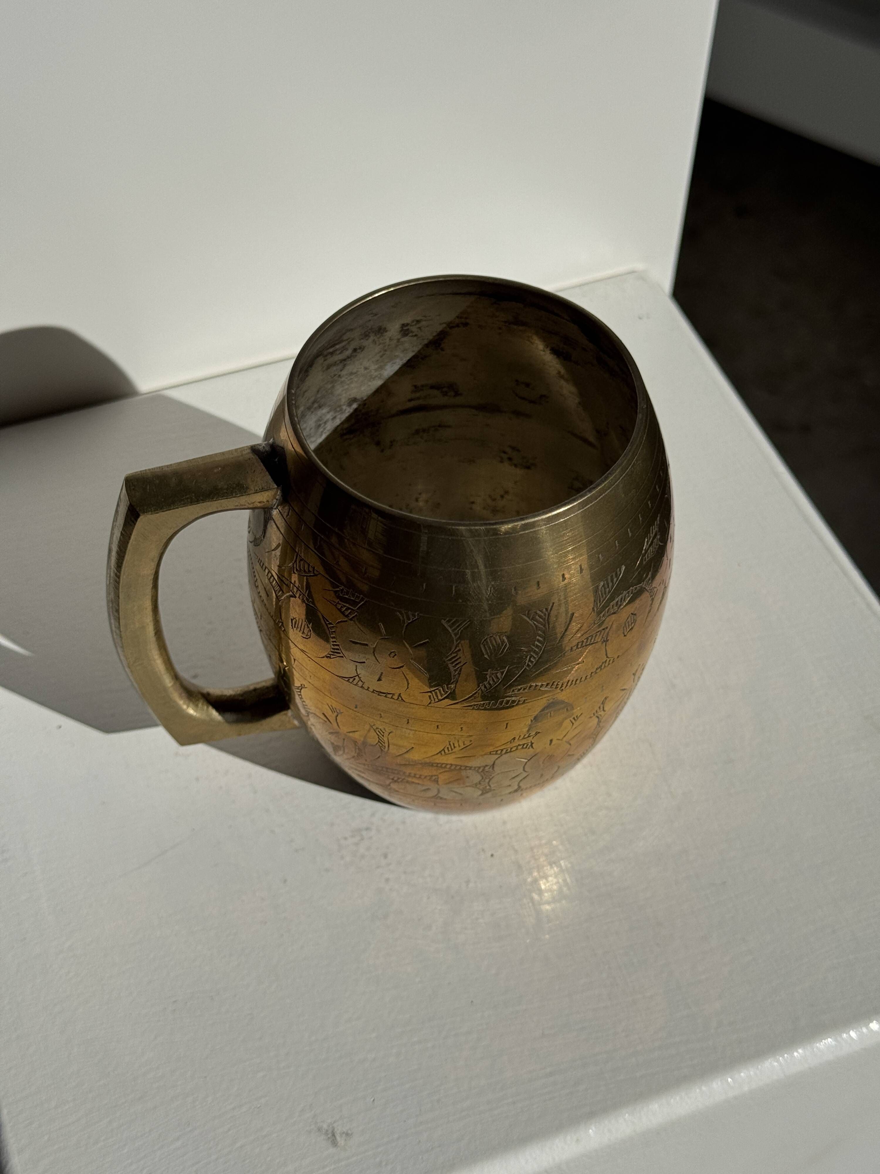 Indian mug in engraved gold metal with floral patterns H11