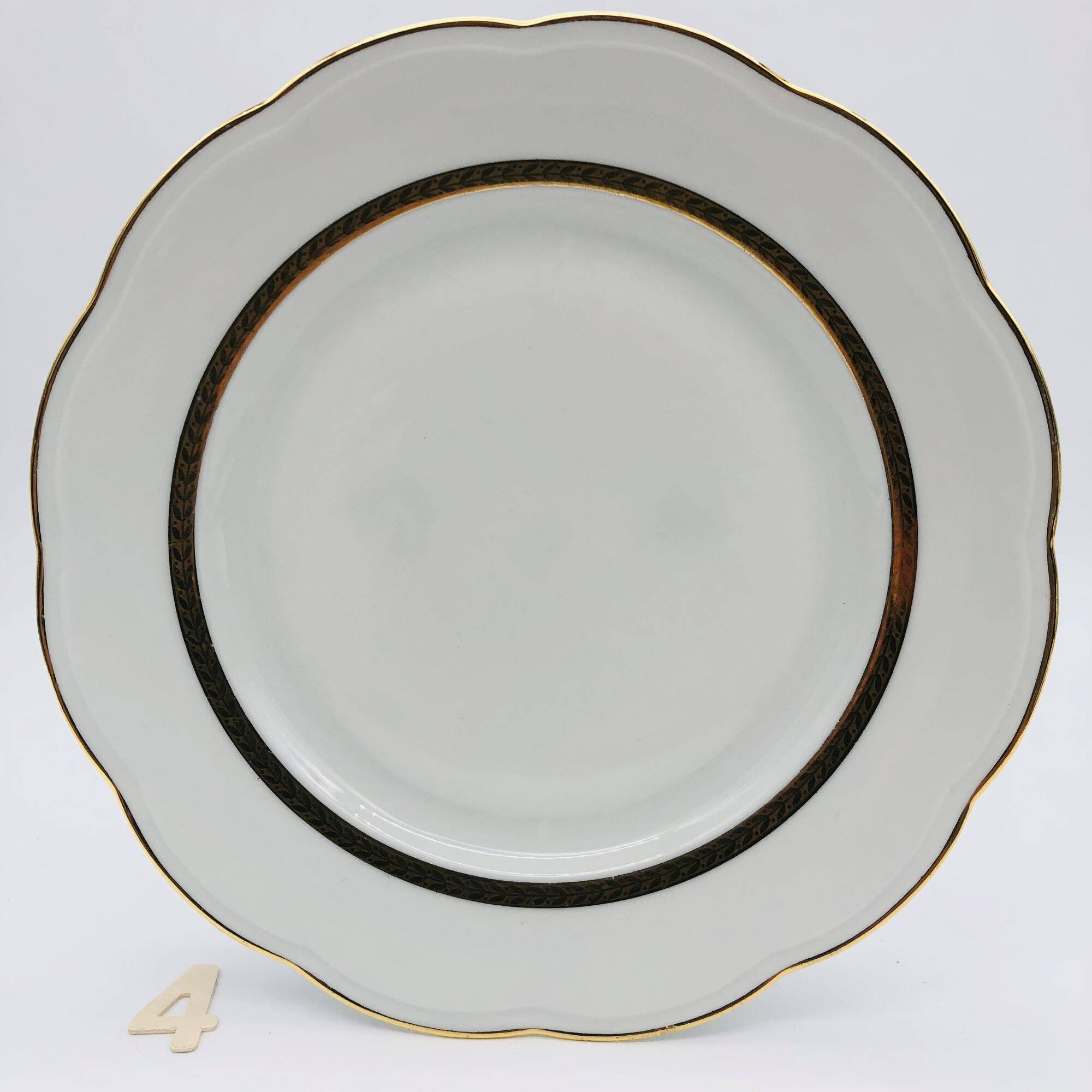 6 flat plates. In S.F.P. Limoges porcelain.