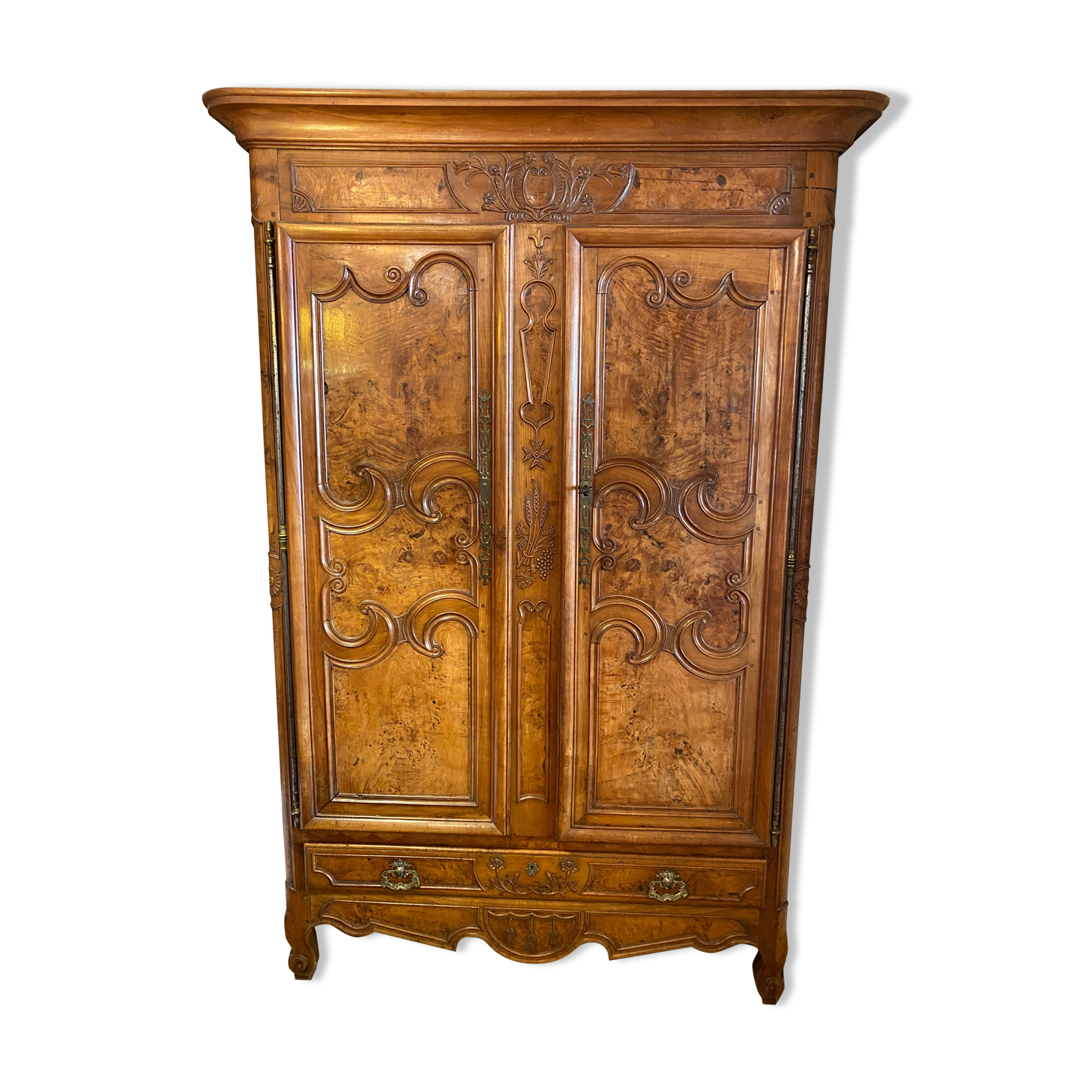 Wedding wardrobe of the Bressan country in walnut and walnut magnifying glass dated 1850