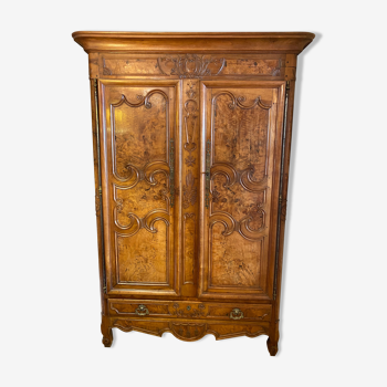 Wedding wardrobe of the Bressan country in walnut and walnut magnifying glass dated 1850