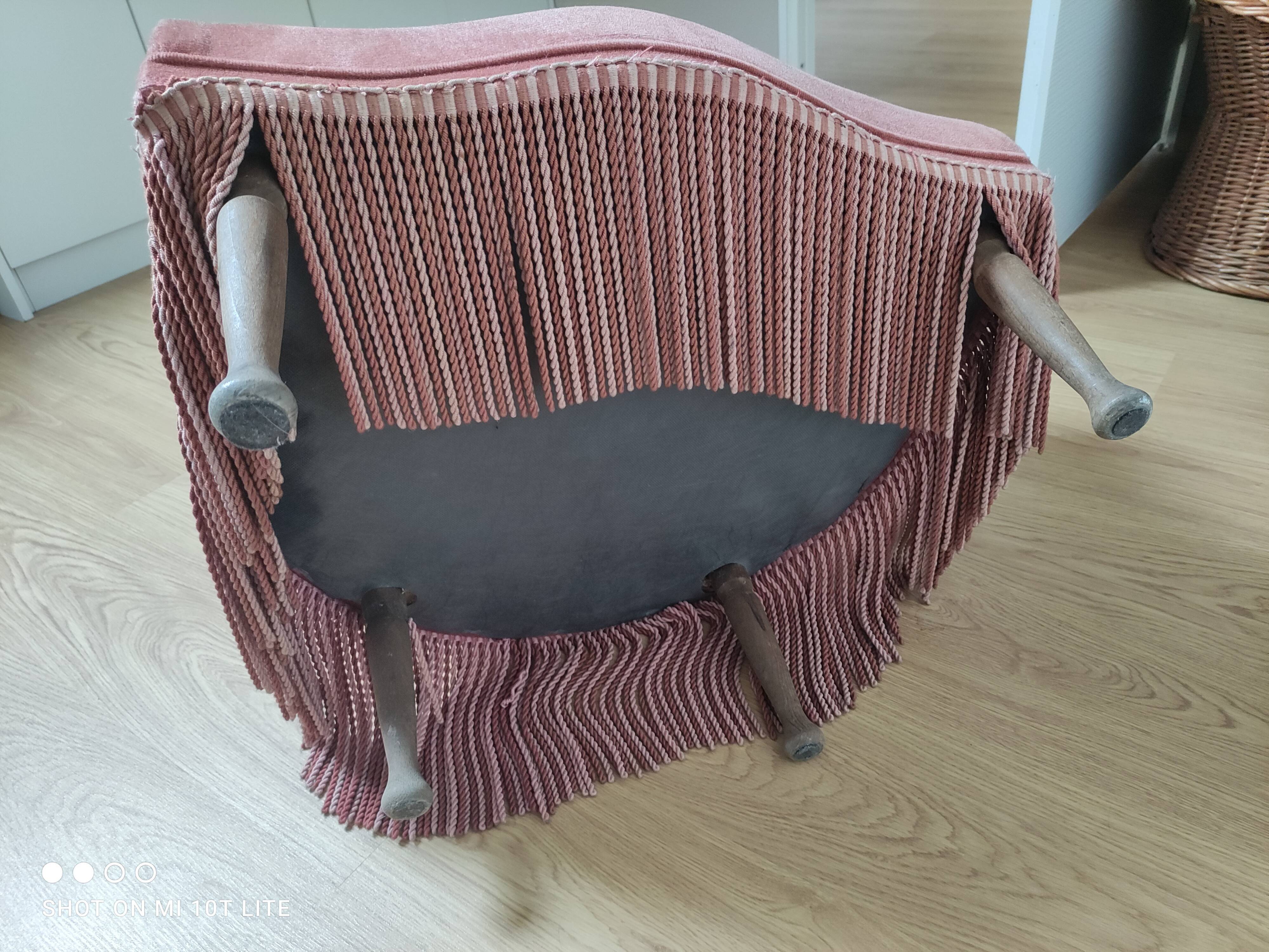Fauteuil crapaud vintage rose poudré à franges