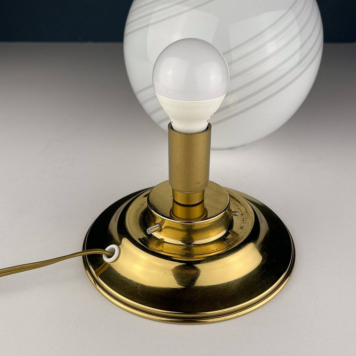 Vintage table lamp in white Murano glass, Italy, 1970s.