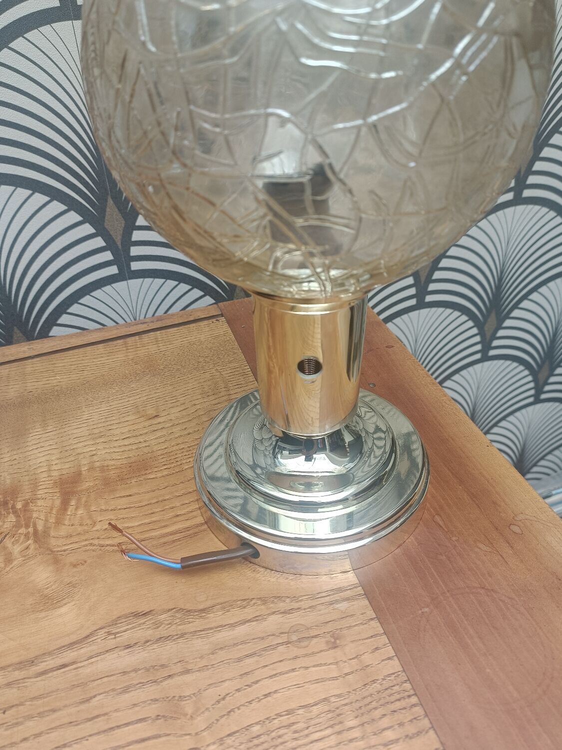 Applique avec globe en verre moulé ambré