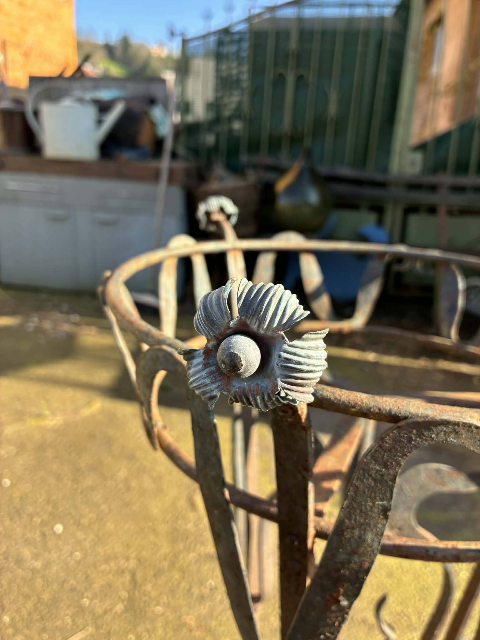 Plant stand/black pot