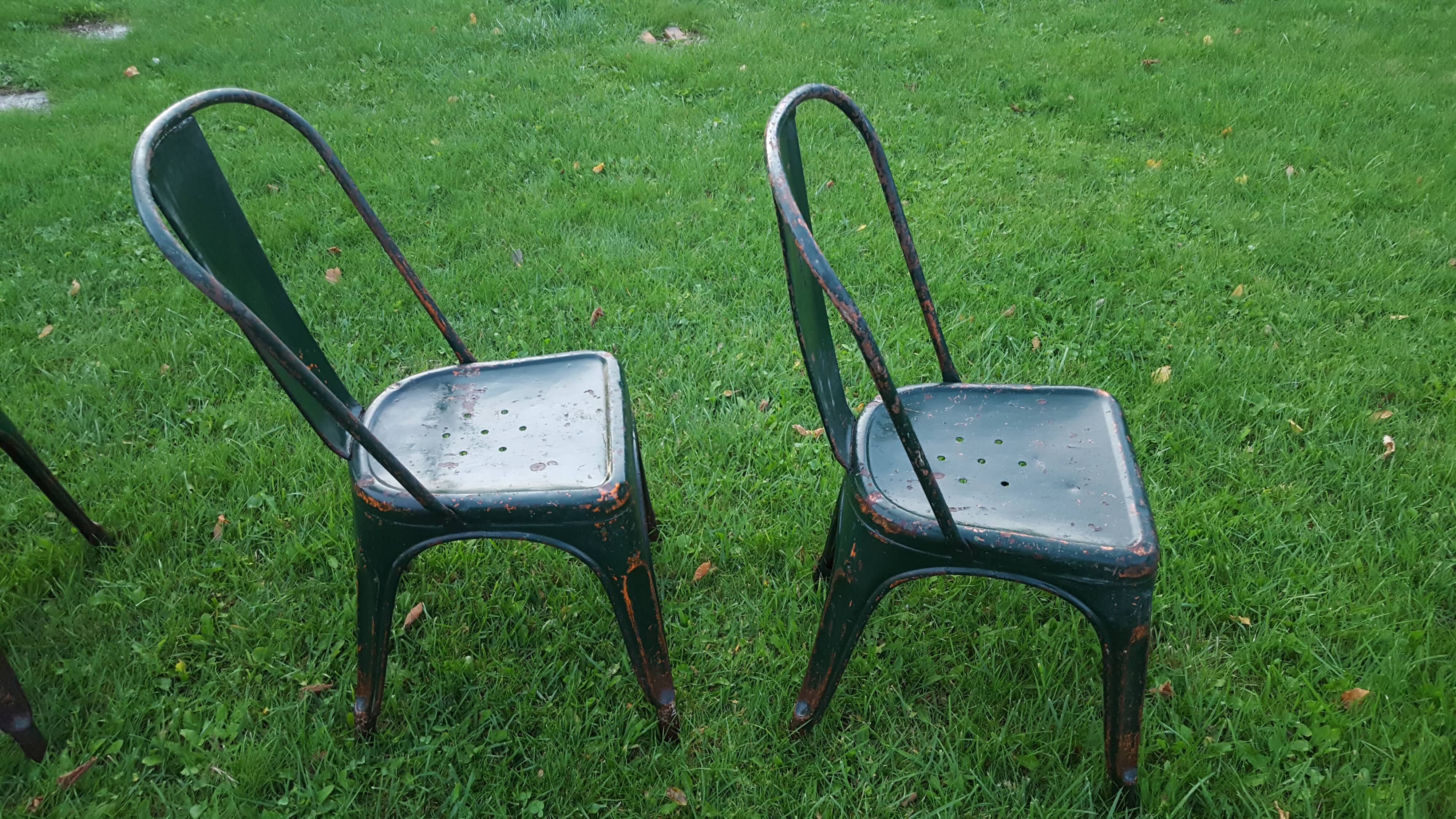 4 Green chaises Tolix industrial, first model (background)