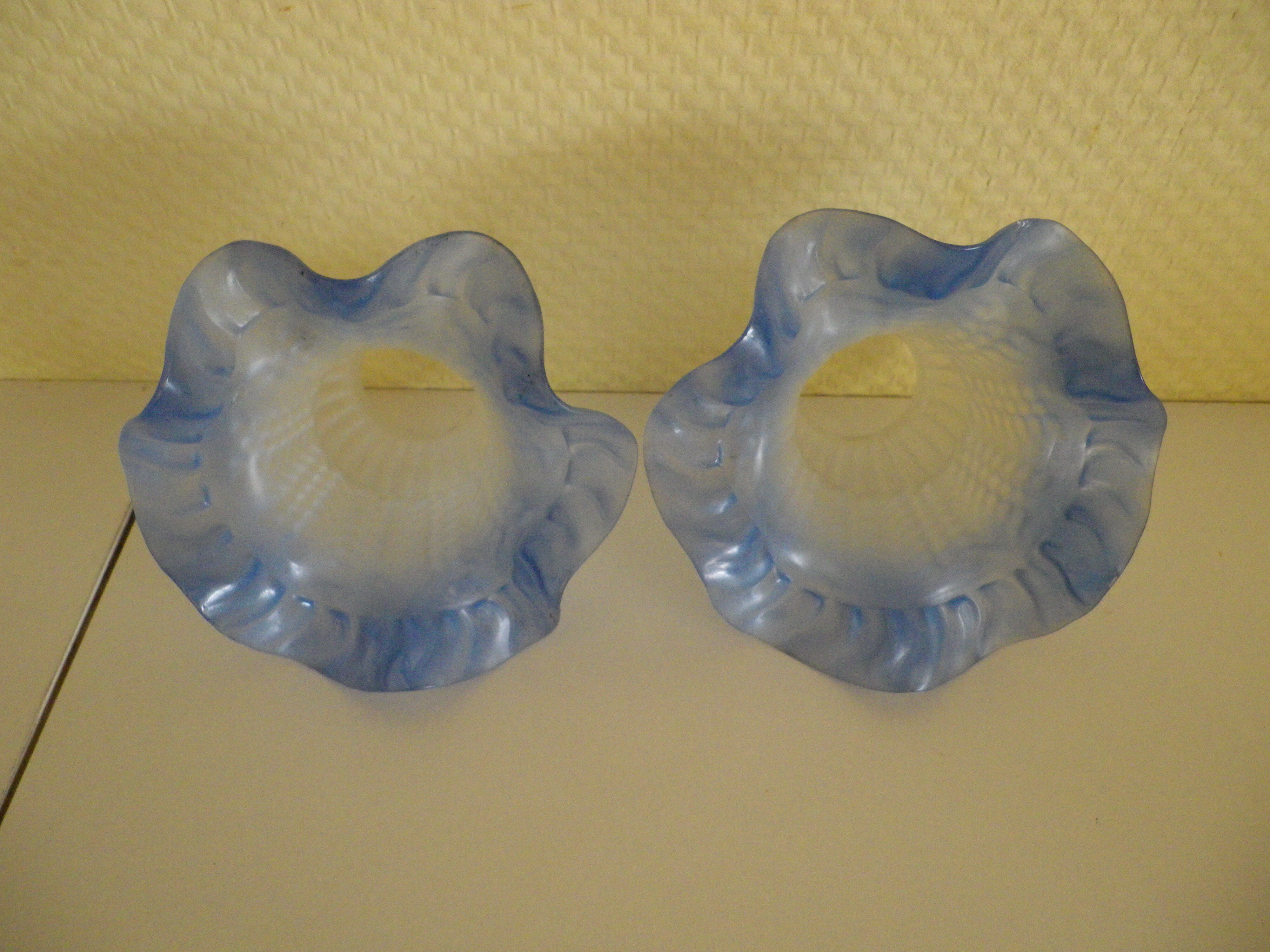 Wall sconces with opalines in the shape of corollas and black metal support