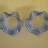 Wall sconces with opalines in the shape of corollas and black metal support