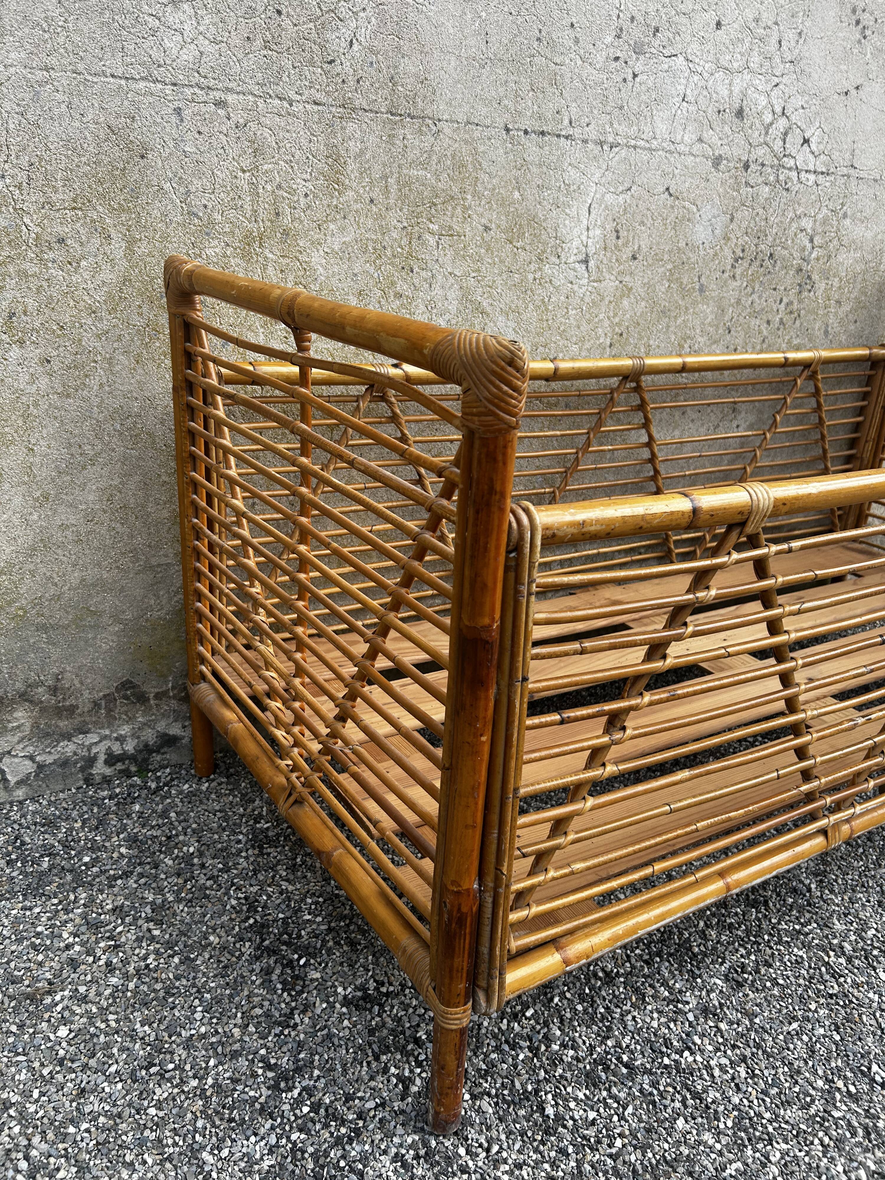 Lit enfant vintage en rotin et bambou – années 70