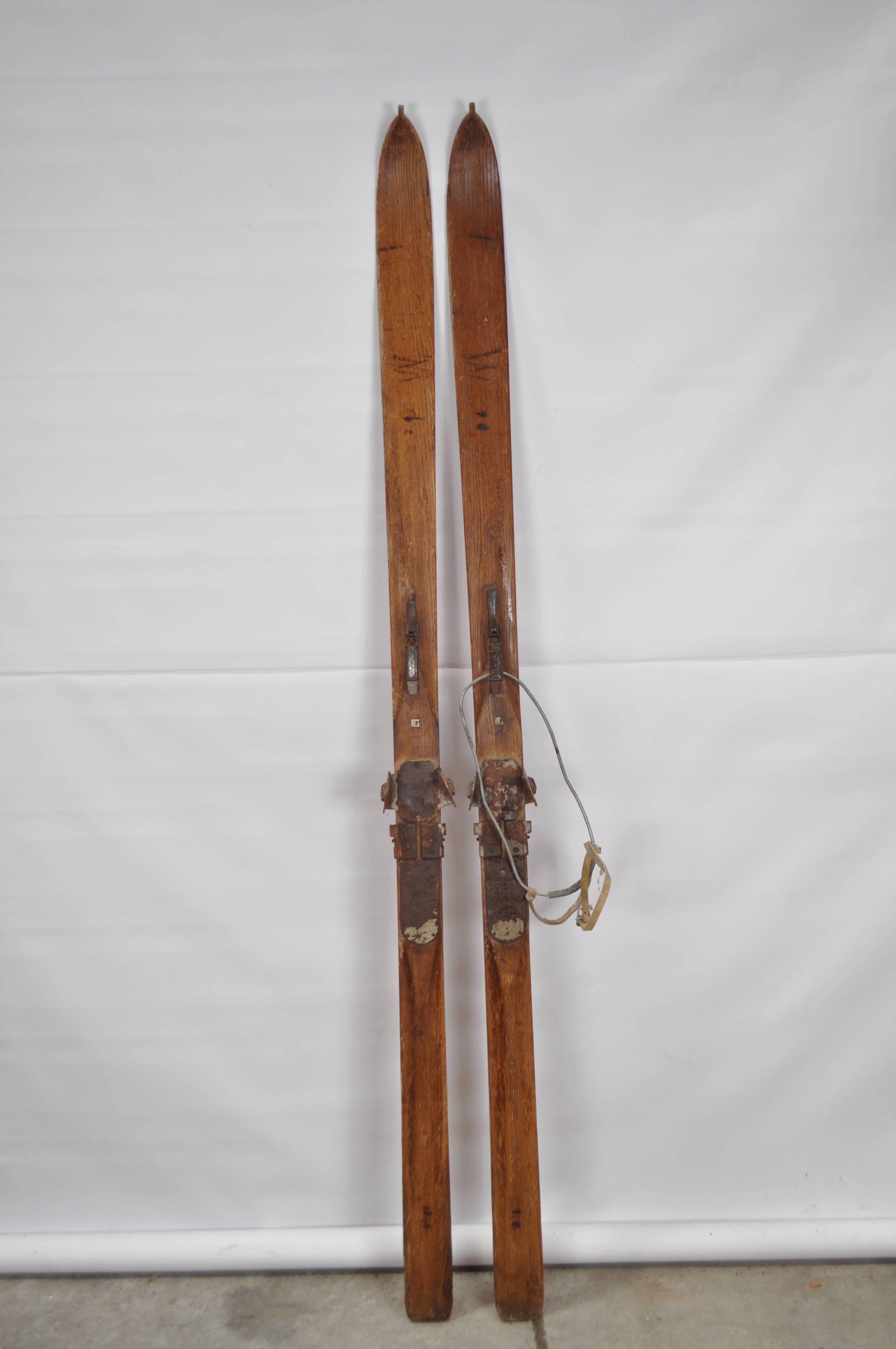 Pair of vintage Ramy skis 1950