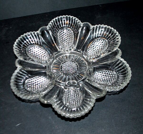 Portieux plat à œuf ancien en verre moulé – oeufrier présentoir brunch