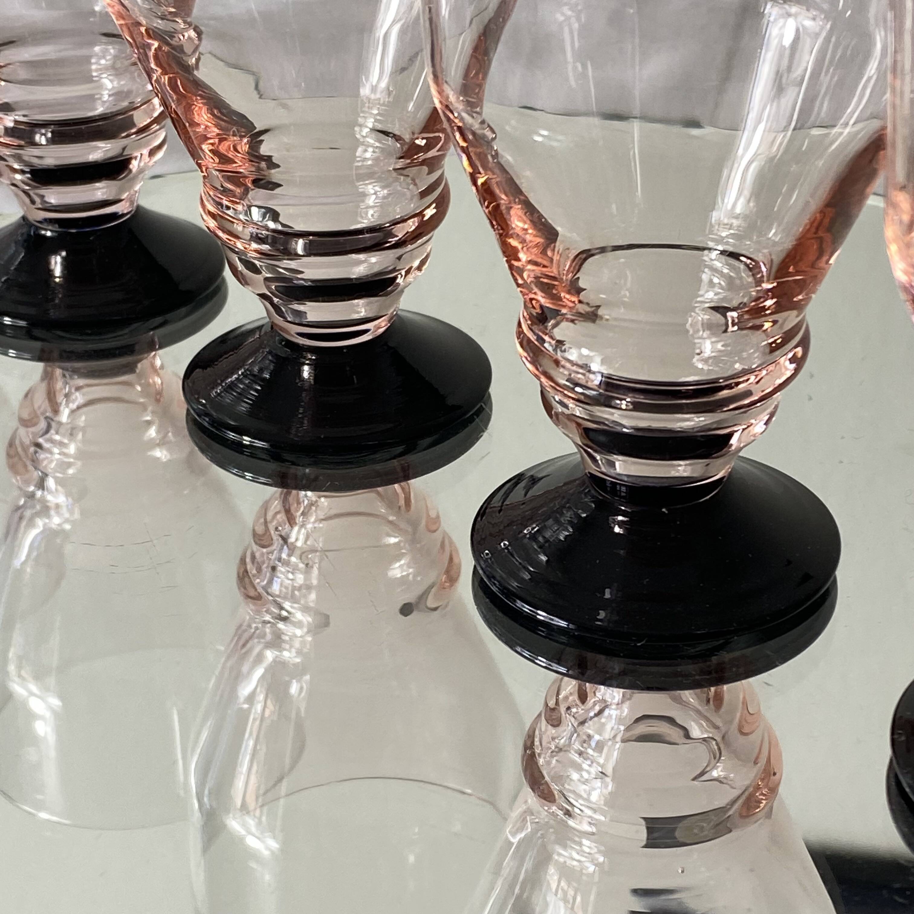 6 small Art Deco pink glasses with black stems, 7 cl.