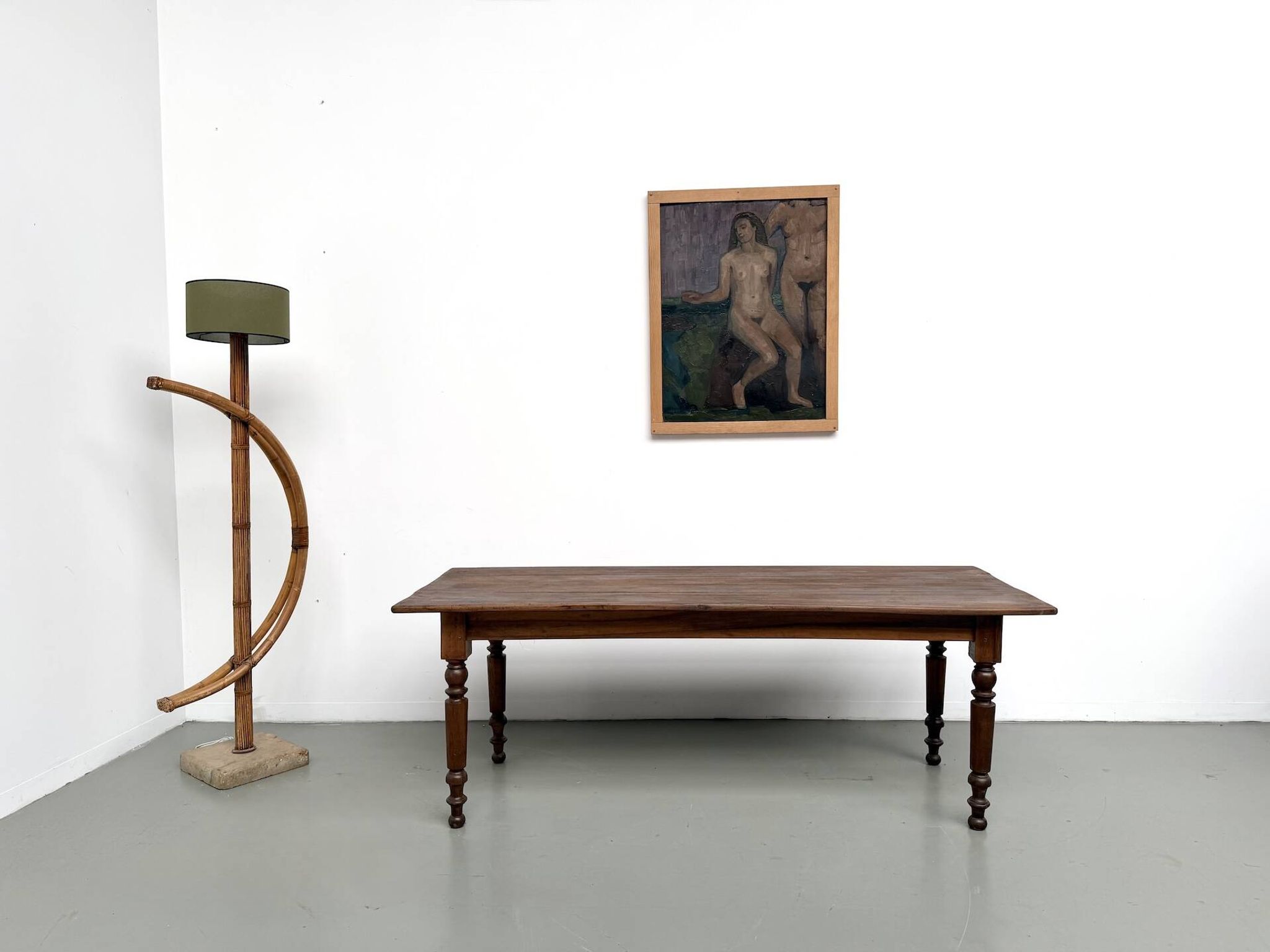 Table de ferme en noyer massif, pieds tournés, 1920