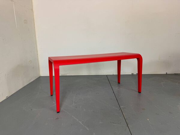 Table d'appoint moderne italienne rouge Laleggera par Ricardo Blumer pour Alias