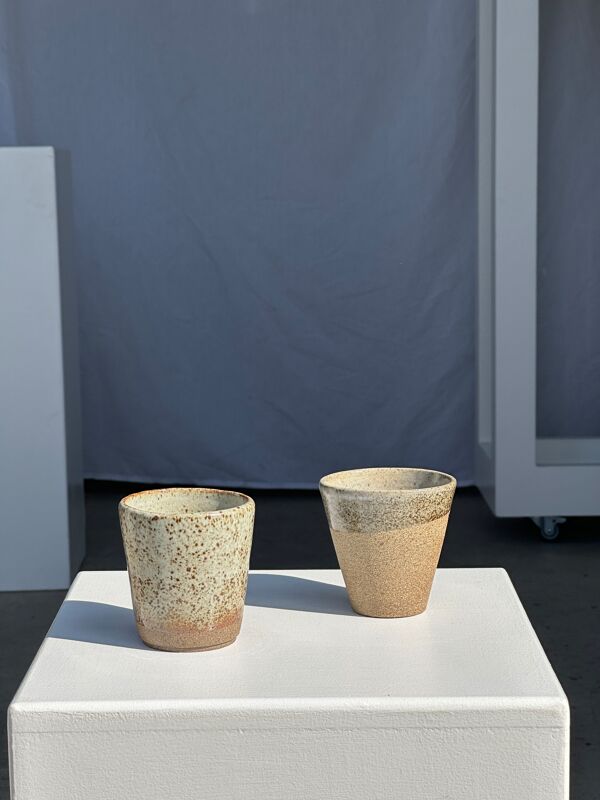 Lot de 2 tasses en céramique indonésienne (mat brun & glacé moucheté)