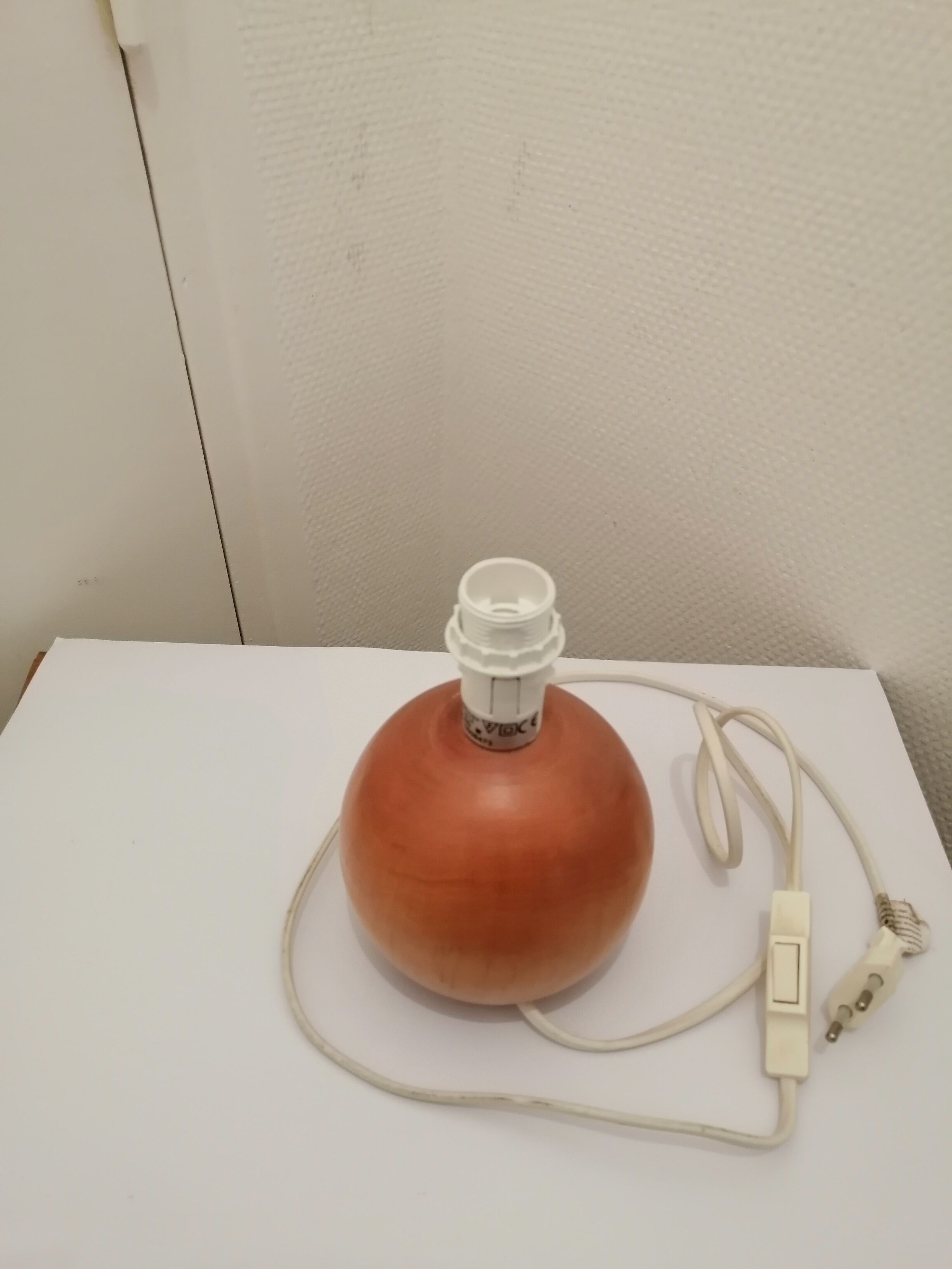 Wooden ball table lamp