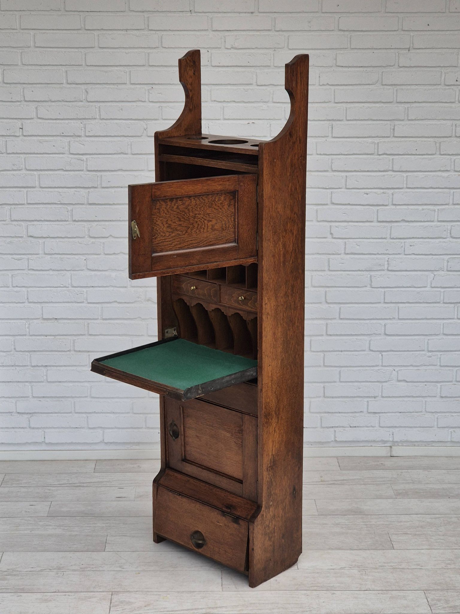 Armoire murale, bon état d'origine, bois de chêne, années 50, design scandinave
