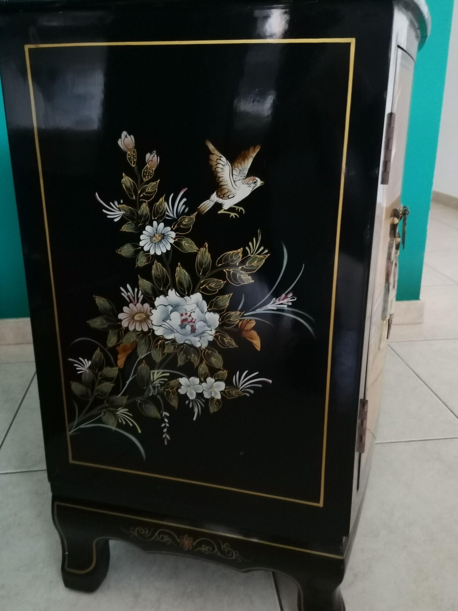 Buffet of black and gold laqué Chinese storage with relief subjects decorated flowers painted birds
