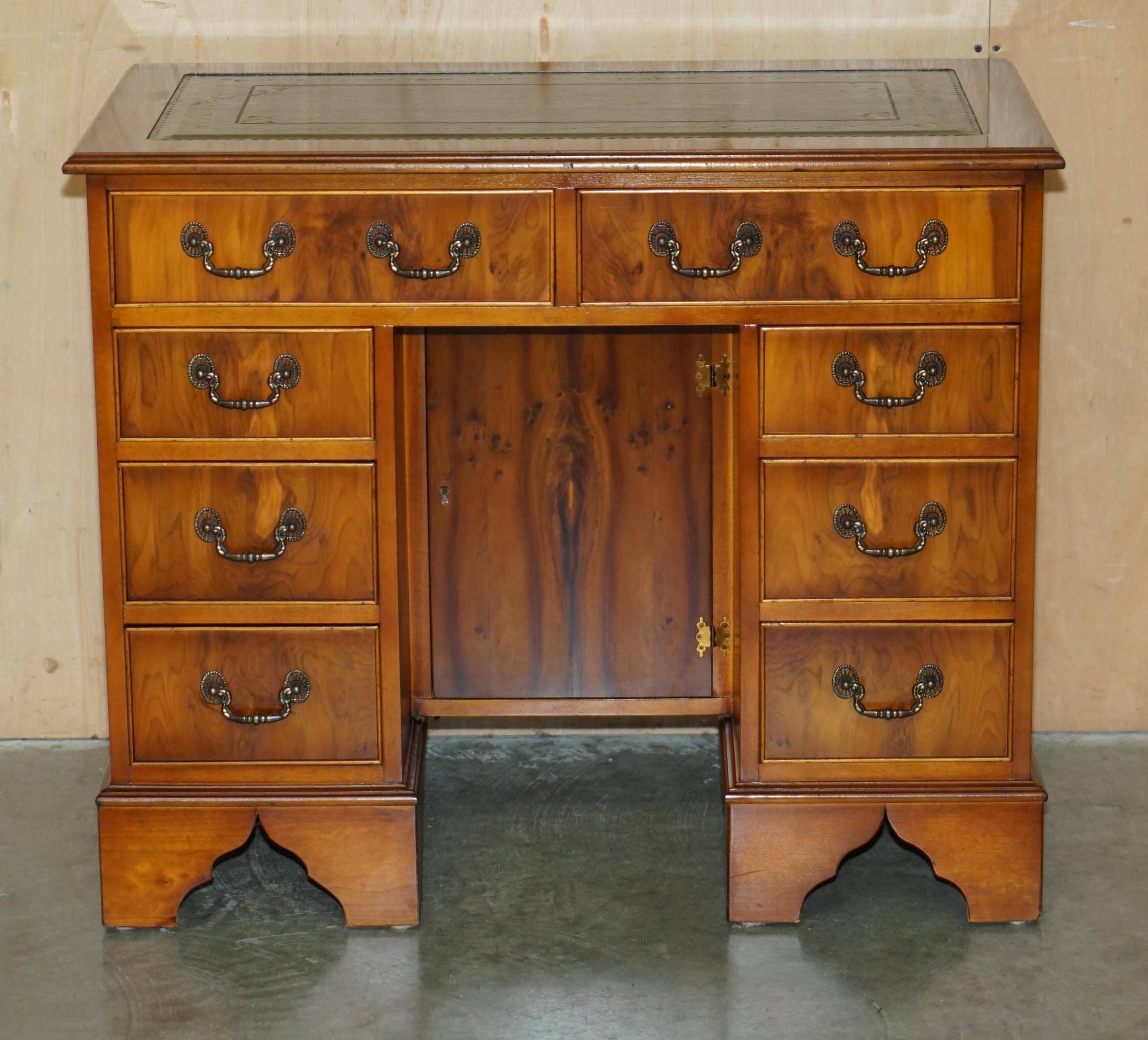 Bureau à deux caissons en bois de if frisé et cuir