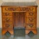 Bureau à deux caissons en bois de if frisé et cuir