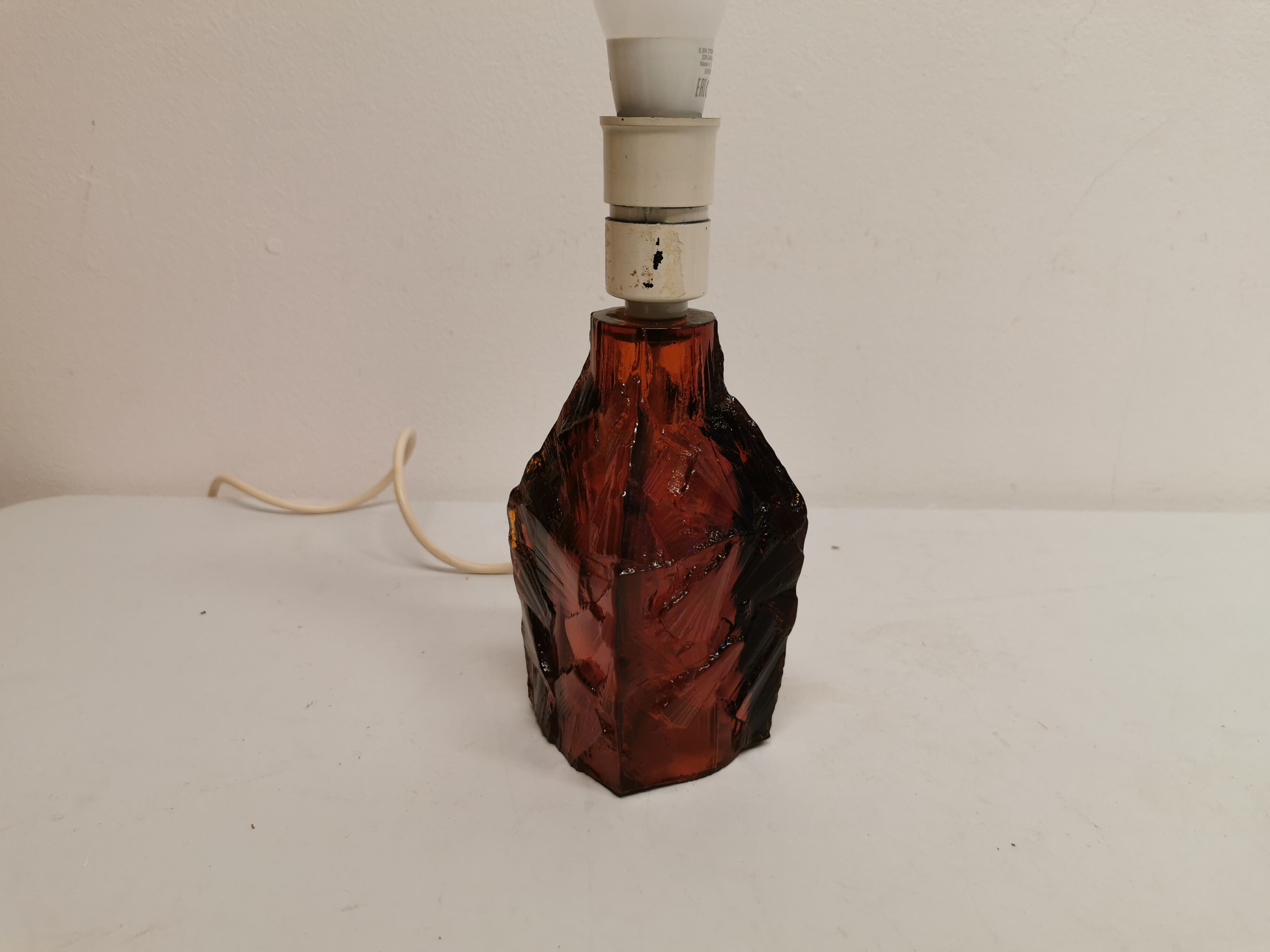 Pied de lampe de table, en verre pressé dur de couleur ambre. Design danois