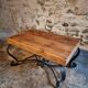 Table basse française vintage des années 1960 – Table basse rustique en pin avec base en fer noir